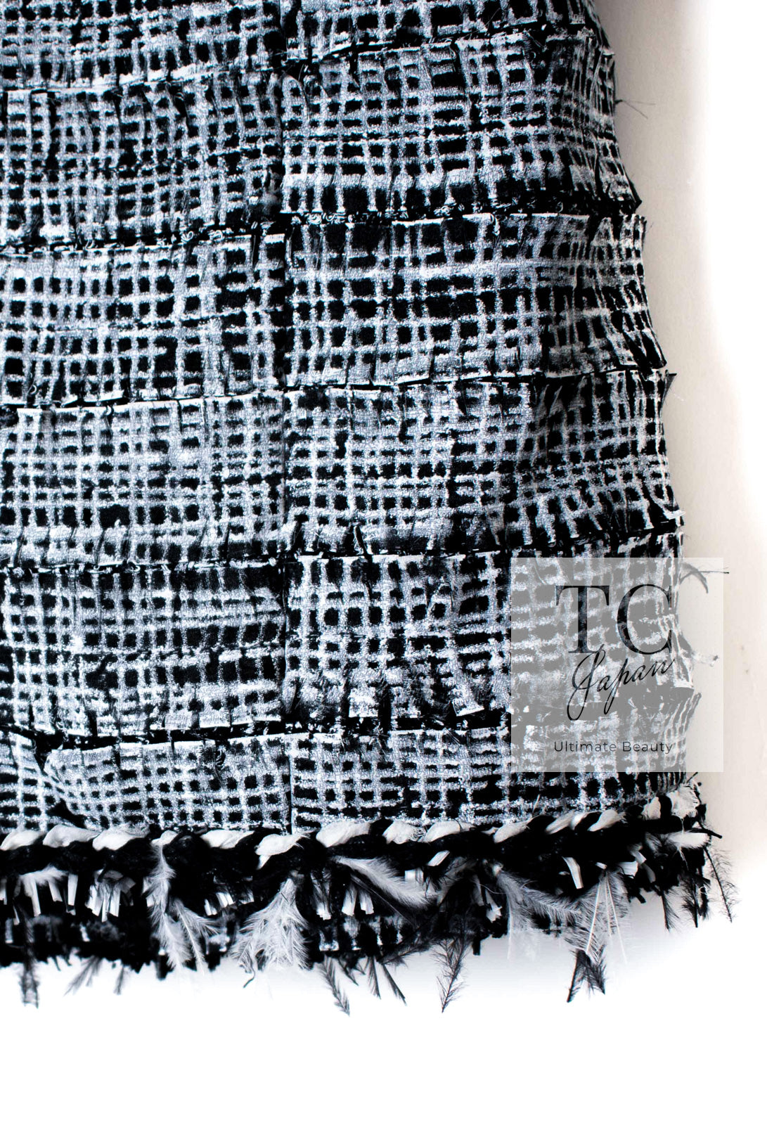 CHANEL 11S Black White Ostrich Feather Trimmed Limited Collectible Tweed Skirt 36 シャネル ブラック ホワイト 限定品 クレクティブル オーストリッチ 羽 ツイード スカート 即発