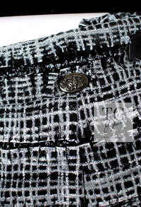 CHANEL 11S Black White Ostrich Feather Trimmed Limited Collectible Tweed Skirt 36 シャネル ブラック ホワイト 限定品 クレクティブル オーストリッチ 羽 ツイード スカート 即発