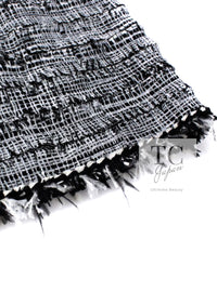 CHANEL 11S Black White Ostrich Feather Trimmed Limited Collectible Tweed Skirt 36 シャネル ブラック ホワイト 限定品 クレクティブル オーストリッチ 羽 ツイード スカート 即発