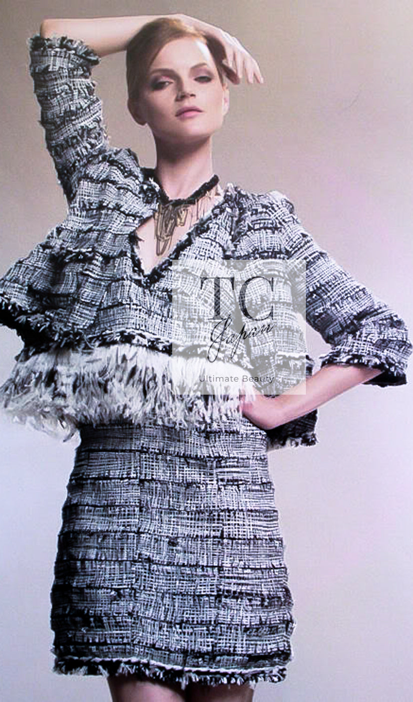 CHANEL 11S Black White Ostrich Feather Trimmed Limited Collectible Tweed Skirt 36 シャネル ブラック ホワイト 限定品 クレクティブル オーストリッチ 羽 ツイード スカート 即発