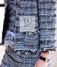 CHANEL 11S Black White Ostrich Feather Trimmed Limited Collectible Tweed Skirt 36 シャネル ブラック ホワイト 限定品 クレクティブル オーストリッチ 羽 ツイード スカート 即発