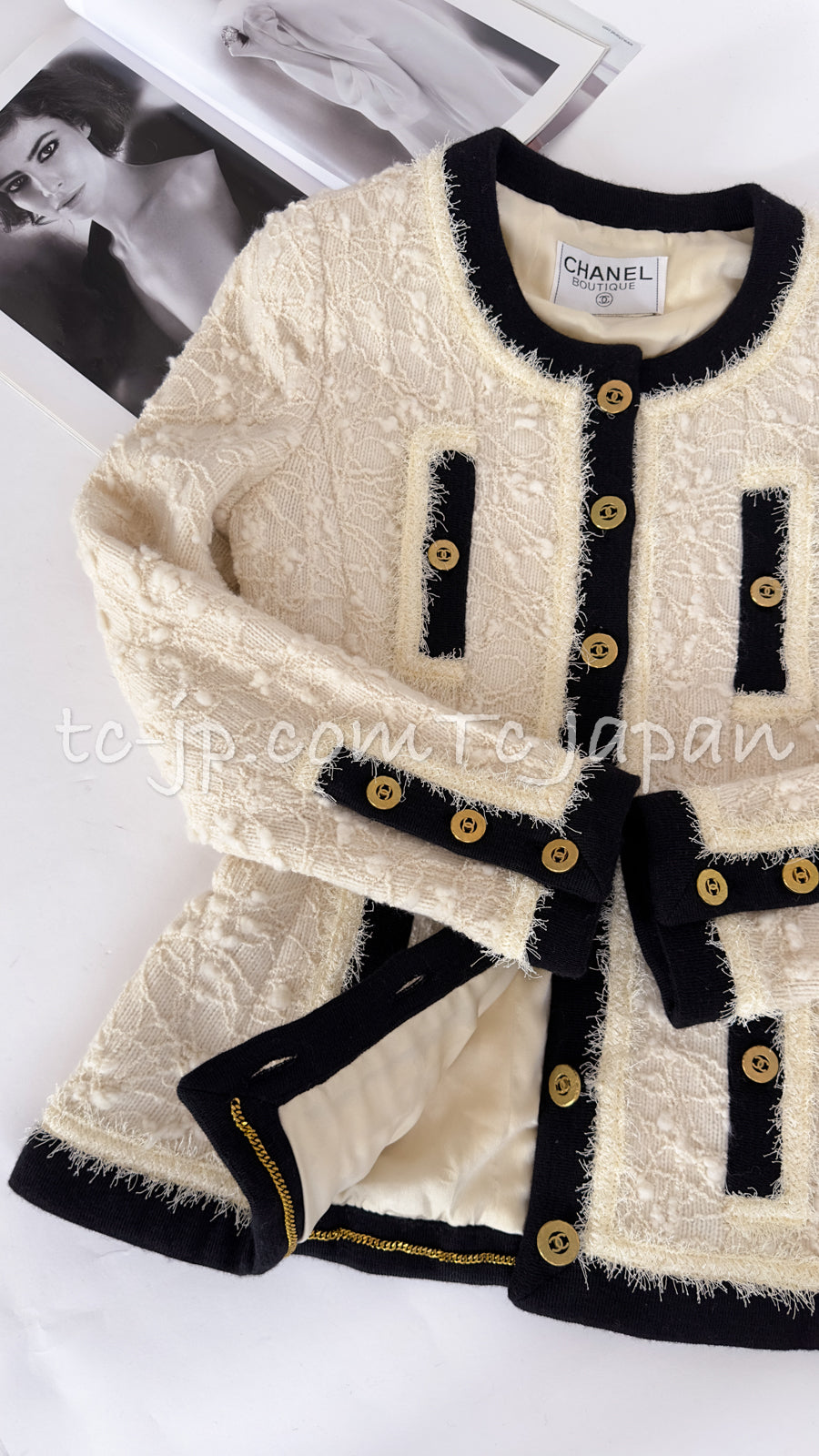 シャネル ジャケット CHANEL スーパーモデルの幻 ヴィンテージ ブークレ クリーム アイボリー ブラック トリム 94A An  Extremely Rare Collectible Signature Boucle Creme Ivory Black Trim Vintage  Jacket – TC JAPAN