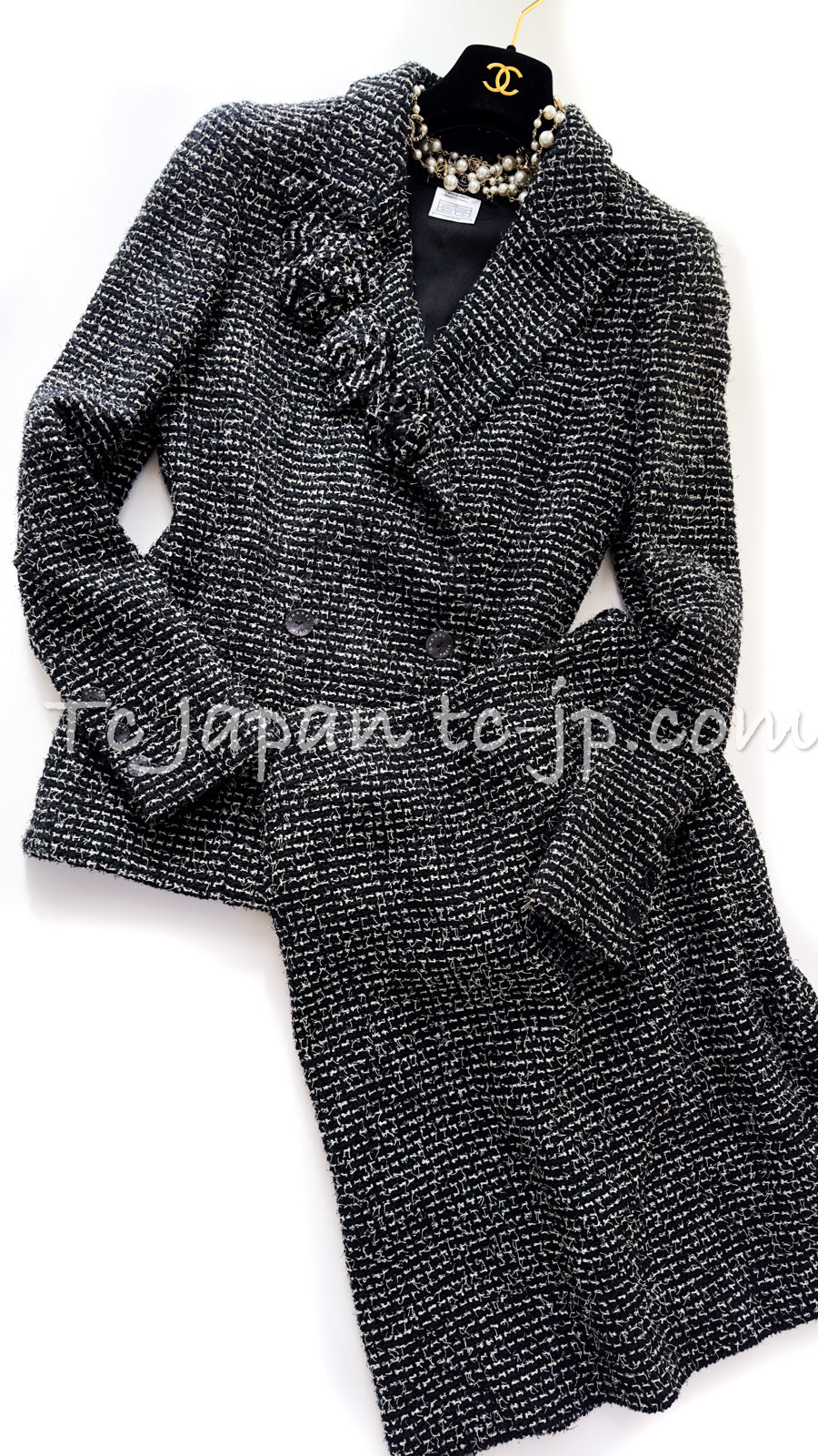 CHANEL 03C Black White Tweed Double Jacket Skirt Suit W/ 3 Camellia Brooches 36 38 シャネル ブラック ホワイト カメリア ブローチ3つ付 ツイード ダブル ジャケット 水滴 CCボタン スカート スーツ 即発