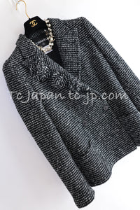 CHANEL 03C Black White Tweed Double Jacket Skirt Suit W/ 3 Camellia Brooches 36 38 シャネル ブラック ホワイト カメリア ブローチ３つ付 ツイード ダブル ジャケット 水滴 CCボタン スカート スーツ 即発