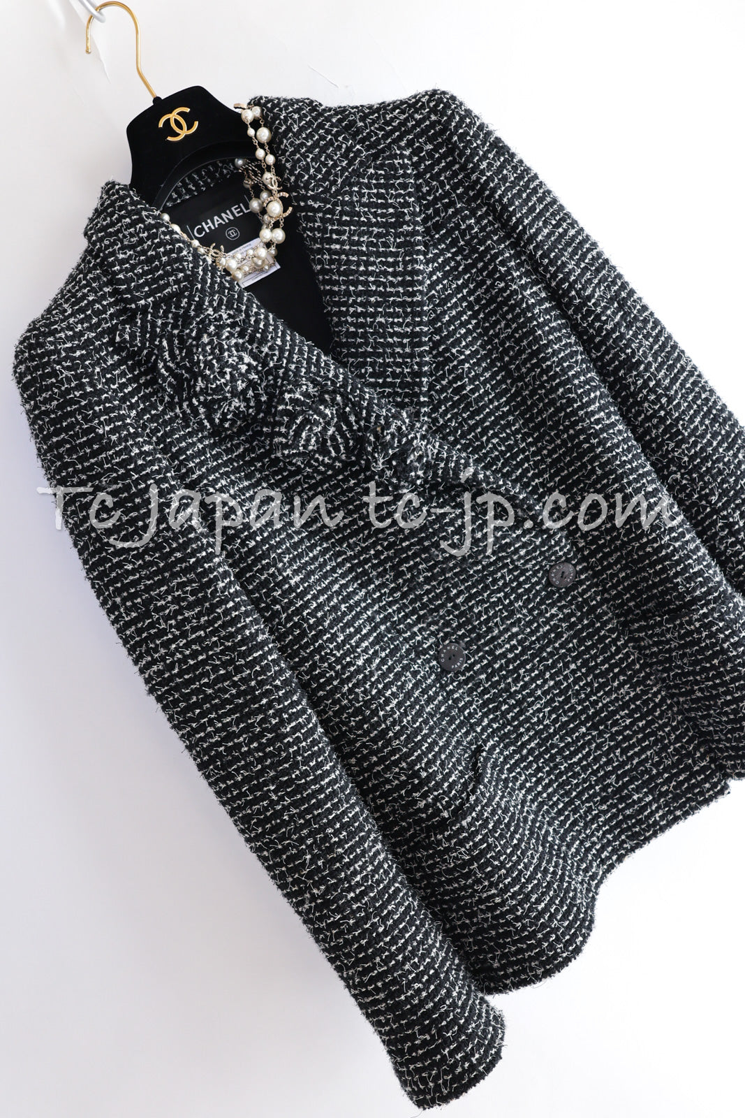 CHANEL 03C Black White Tweed Double Jacket Skirt Suit W/ 3 Camellia Brooches 36 38 シャネル ブラック ホワイト カメリア ブローチ3つ付 ツイード ダブル ジャケット 水滴 CCボタン スカート スーツ 即発