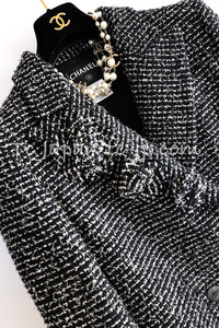 CHANEL 03C Black White Tweed Double Jacket Skirt Suit W/ 3 Camellia Brooches 36 38 シャネル ブラック ホワイト カメリア ブローチ3つ付 ツイード ダブル ジャケット 水滴 CCボタン スカート スーツ 即発
