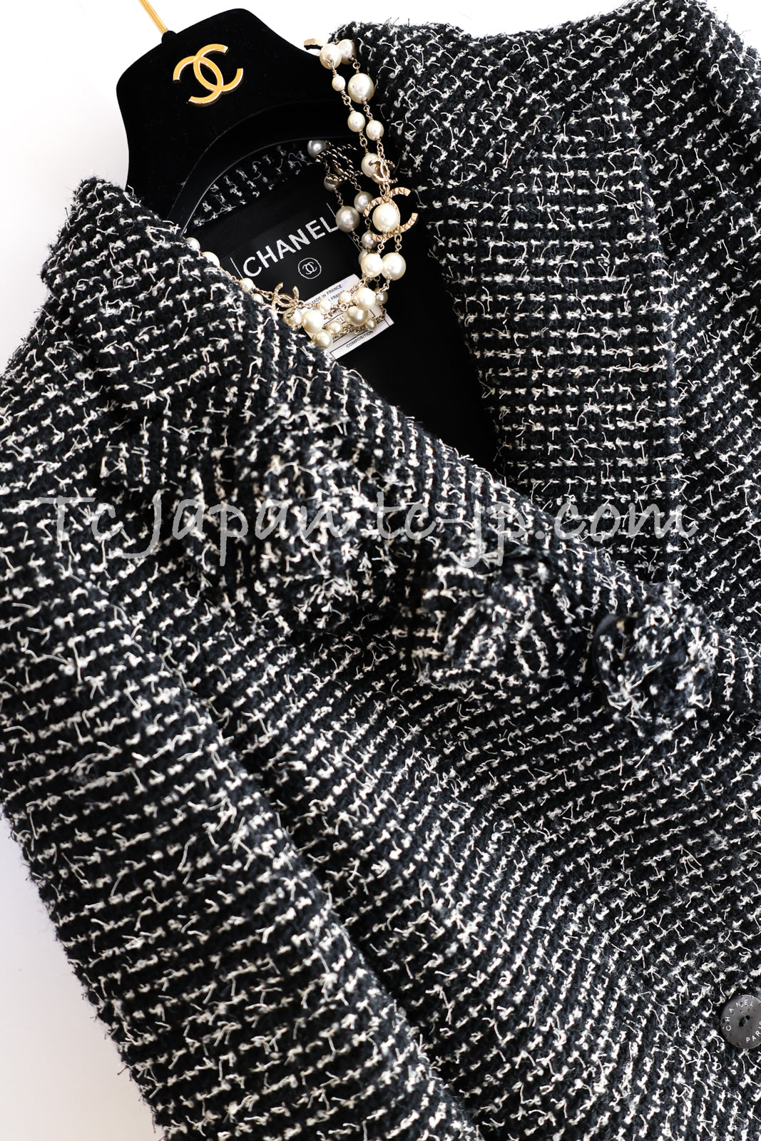 CHANEL 03C Black White Tweed Double Jacket Skirt Suit W/ 3 Camellia Brooches 36 38 シャネル ブラック ホワイト カメリア ブローチ3つ付 ツイード ダブル ジャケット 水滴 CCボタン スカート スーツ 即発
