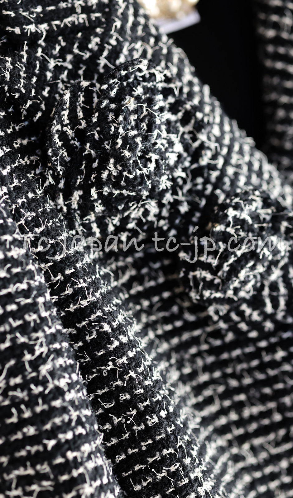 CHANEL 03C Black White Tweed Double Jacket Skirt Suit W/ 3 Camellia Brooches 36 38 シャネル ブラック ホワイト カメリア ブローチ3つ付 ツイード ダブル ジャケット 水滴 CCボタン スカート スーツ 即発