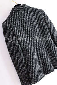 CHANEL 03C Black White Tweed Double Jacket Skirt Suit W/ 3 Camellia Brooches 36 38 シャネル ブラック ホワイト カメリア ブローチ３つ付 ツイード ダブル ジャケット 水滴 CCボタン スカート スーツ 即発