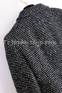 CHANEL 03C Black White Tweed Double Jacket Skirt Suit W/ 3 Camellia Brooches 36 38 シャネル ブラック ホワイト カメリア ブローチ3つ付 ツイード ダブル ジャケット 水滴 CCボタン スカート スーツ 即発