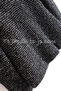 CHANEL 03C Black White Tweed Double Jacket Skirt Suit W/ 3 Camellia Brooches 36 38 シャネル ブラック ホワイト カメリア ブローチ3つ付 ツイード ダブル ジャケット 水滴 CCボタン スカート スーツ 即発
