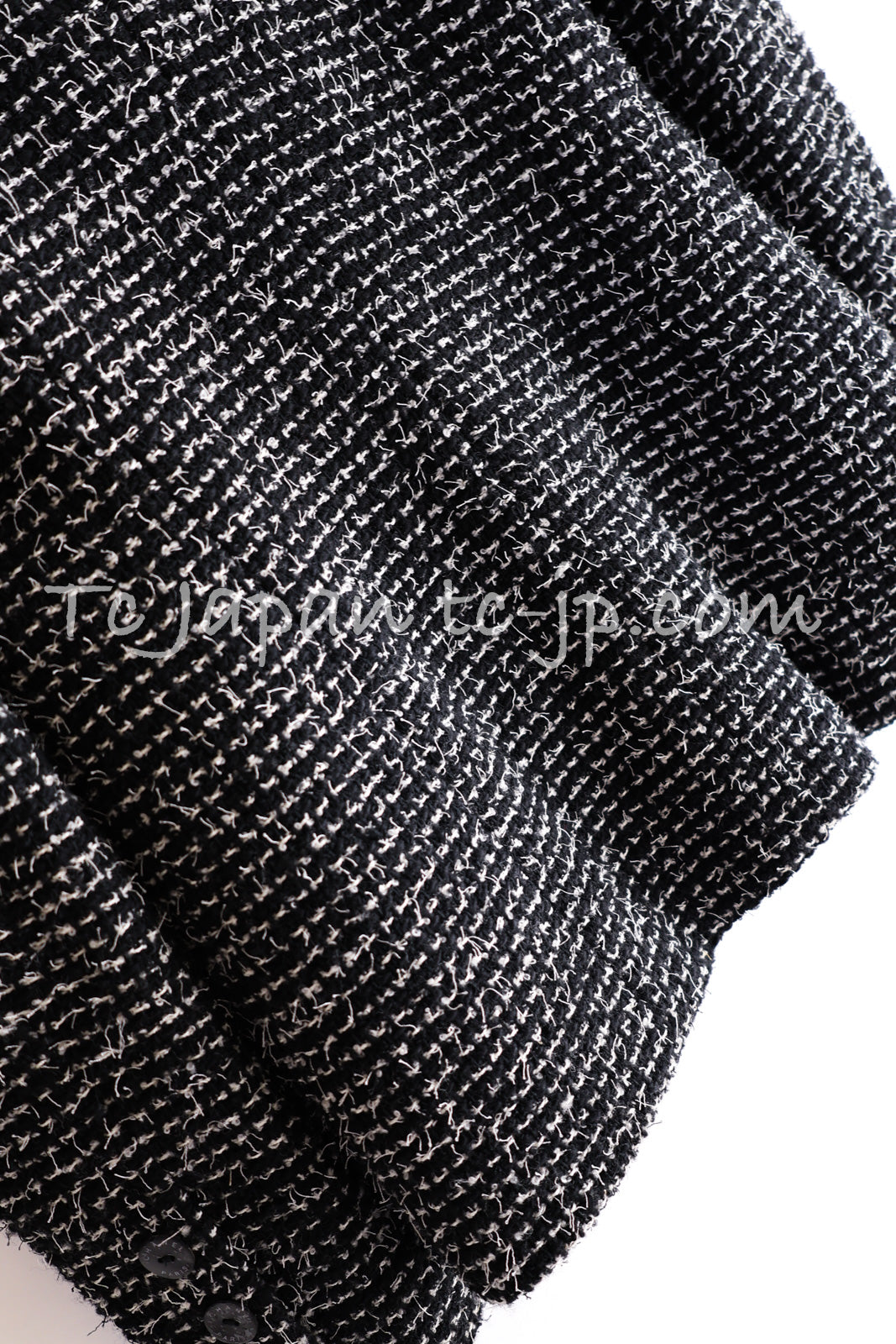 CHANEL 03C Black White Tweed Double Jacket Skirt Suit W/ 3 Camellia Brooches 36 38 シャネル ブラック ホワイト カメリア ブローチ3つ付 ツイード ダブル ジャケット 水滴 CCボタン スカート スーツ 即発