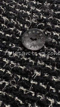 CHANEL 03C Black White Tweed Double Jacket Skirt Suit W/ 3 Camellia Brooches 36 38 シャネル ブラック ホワイト カメリア ブローチ3つ付 ツイード ダブル ジャケット 水滴 CCボタン スカート スーツ 即発