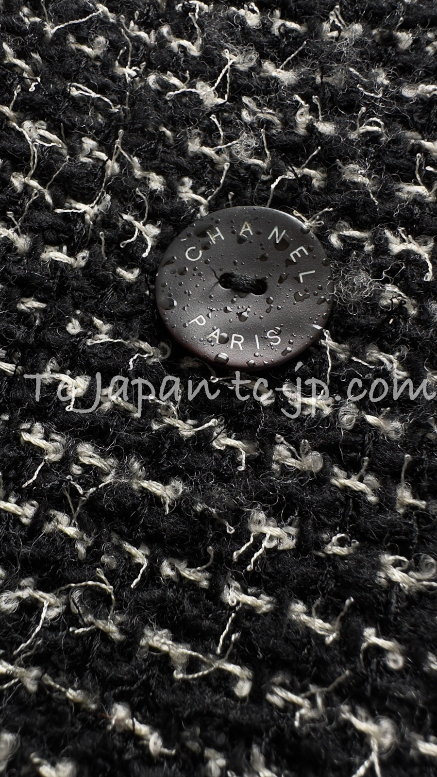 CHANEL 03C Black White Tweed Double Jacket Skirt Suit W/ 3 Camellia Brooches 36 38 シャネル ブラック ホワイト カメリア ブローチ3つ付 ツイード ダブル ジャケット 水滴 CCボタン スカート スーツ 即発
