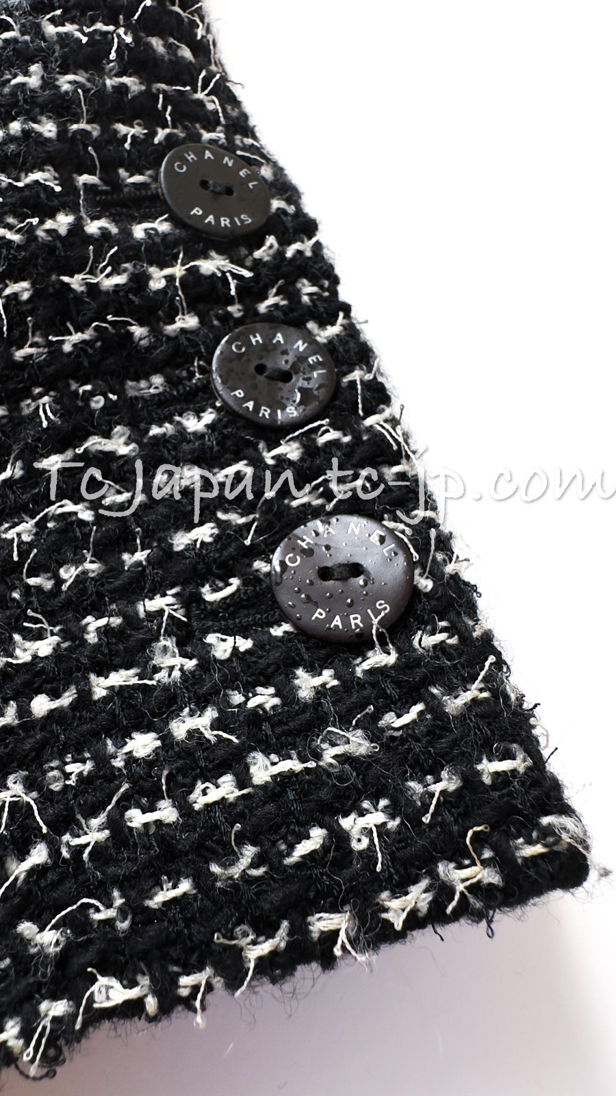 CHANEL 03C Black White Tweed Double Jacket Skirt Suit W/ 3 Camellia Brooches 36 38 シャネル ブラック ホワイト カメリア ブローチ3つ付 ツイード ダブル ジャケット 水滴 CCボタン スカート スーツ 即発