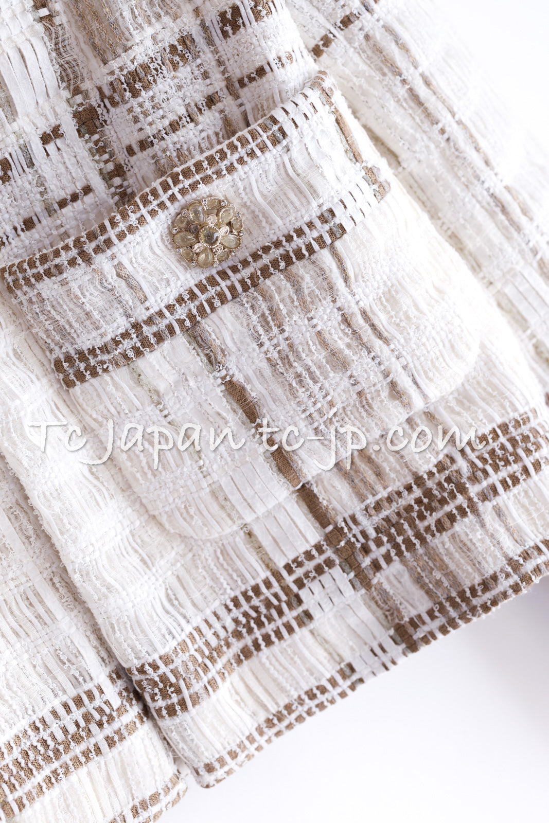 CHANEL 15C White Beige Dubai Lesage Tweed Collarless Jacket CC Gripoix Button 36 38 シャネル ホワイト ベージュ ルサージュ ツイード ドバイ ノーカラー ジャケット CCロゴ グリポア ボタン 即発