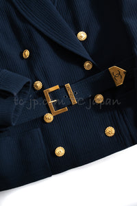 CHANEL 89S Collectible Vintage Navy Wool Belted Tweed Jacket Skirt Suit Gigi 36 38 シャネル 限定版 Gigi ヴィンテージ ネイビー ウール ベルト付 ツイード ジャケット スカート スーツ 即発