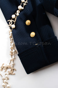 CHANEL 89S Collectible Vintage Navy Wool Belted Tweed Jacket Skirt Suit Gigi 36 38 シャネル 限定版 Gigi ヴィンテージ ネイビー ウール ベルト付 ツイード ジャケット スカート スーツ 即発