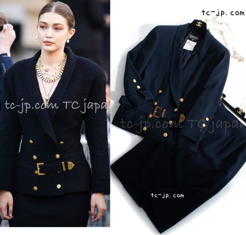 CHANEL 89S Collectible Vintage Navy Wool Belted Tweed Jacket Skirt Suit Gigi 36 38 シャネル 限定版 Gigi ヴィンテージ ネイビー ウール ベルト付 ツイード ジャケット スカート スーツ 即発