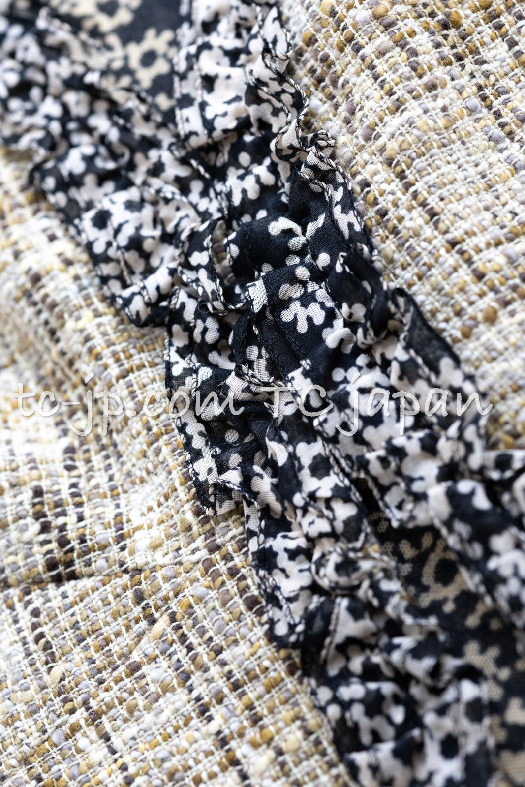 CHANEL 03S Beige Cotton Ruffled Floral Trim Tweed Jacket 36 38 シャネル ベージュ コットン ラッフル フローラルトリム ツイード ジャケット 即発