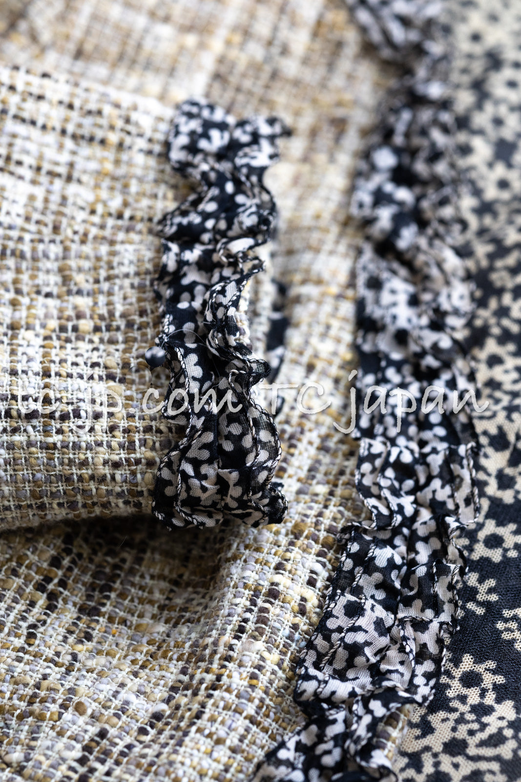CHANEL 03S Beige Cotton Ruffled Floral Trim Tweed Jacket 36 38 シャネル ベージュ コットン ラッフル フローラルトリム ツイード ジャケット 即発