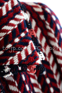 CHANEL 04A Red Navy Tricolore Wool Tweed Many CC Logo Trim Jacket 36 ④ シャネル レッド トリコロール ウール 限定版 コレクティブル ツイード ジャケット CCマーク多数 カメリアブローチ付 即発