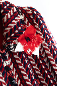 CHANEL 04A Red Navy Tricolore Wool Tweed Many CC Logo Trim Jacket 36 ④ シャネル レッド トリコロール ウール 限定版 コレクティブル ツイード ジャケット CCマーク多数 カメリアブローチ付 即発
