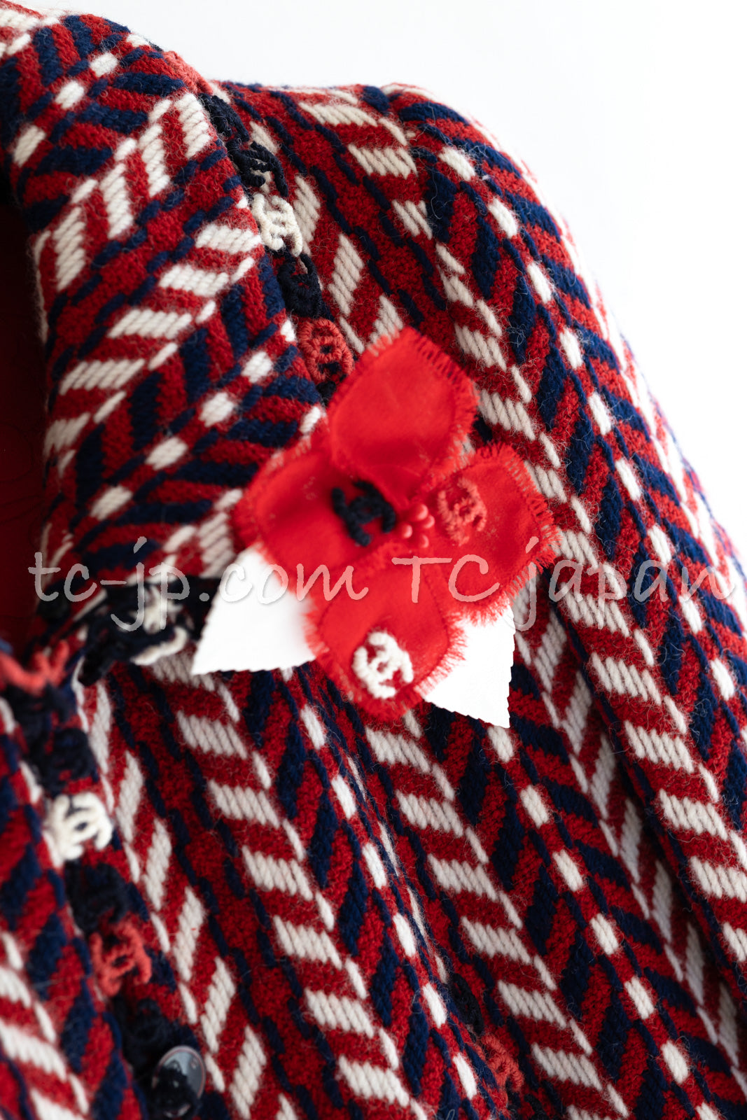 CHANEL 04A Red Navy Tricolore Wool Tweed Many CC Logo Trim Jacket 36 ④ シャネル レッド トリコロール ウール 限定版 コレクティブル ツイード ジャケット CCマーク多数 カメリアブローチ付 即発