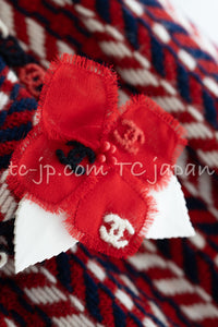 CHANEL 04A Red Navy Tricolore Wool Tweed Many CC Logo Trim Jacket 36 ④ シャネル レッド トリコロール ウール 限定版 コレクティブル ツイード ジャケット CCマーク多数 カメリアブローチ付 即発