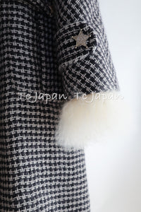 CHANEL 14PF Black Gray Mohair Light Long Coat With Soft real Lamb Fur 34 36 38 シャネル グレー ホワイト モヘア とっても軽くてふんわり暖か リアル ラム ファー付 ロング コート 即発