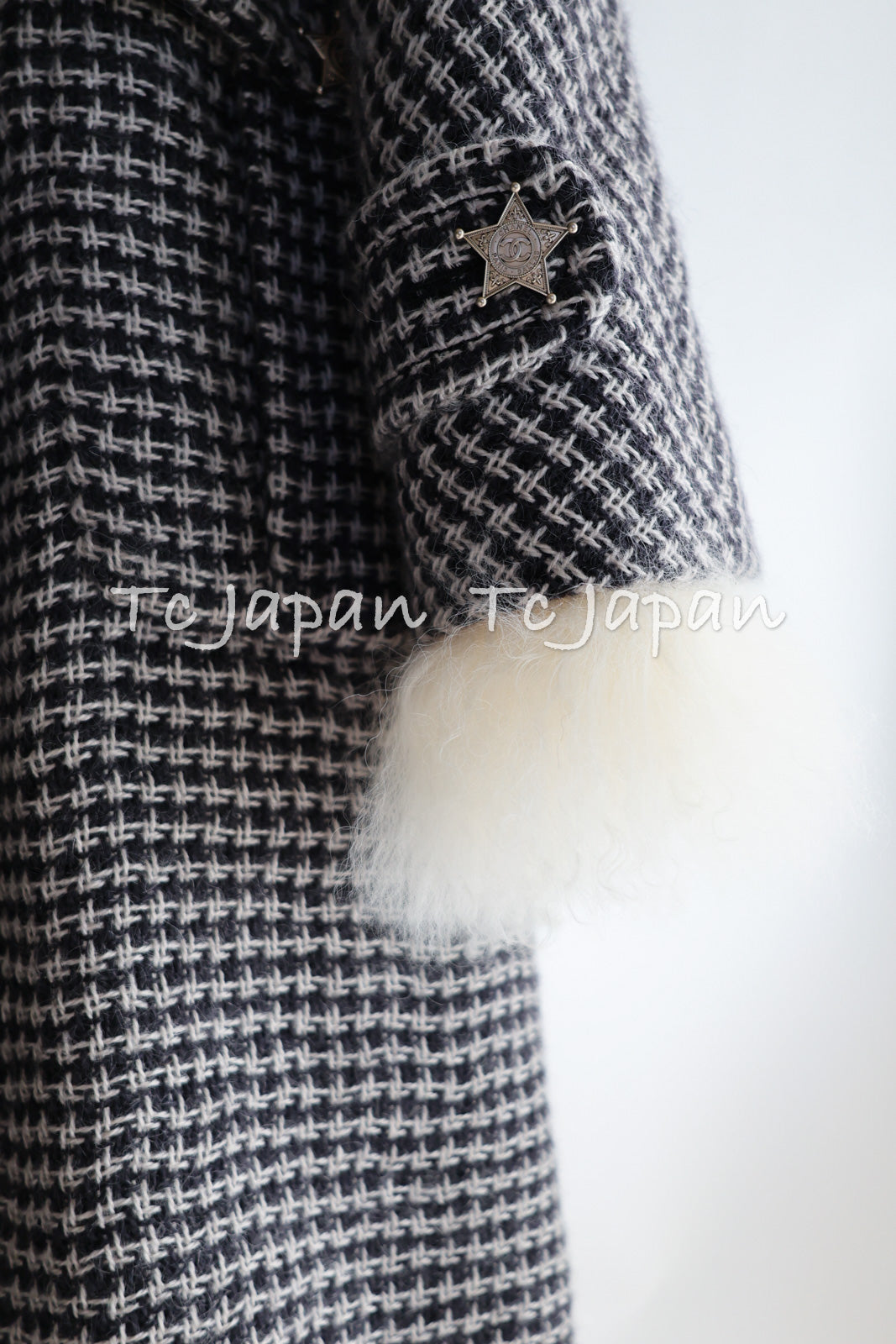 CHANEL 14PF Black Gray Mohair Light Long Coat With Soft real Lamb Fur 34 36 38 シャネル グレー ホワイト モヘア とっても軽くてふんわり暖か リアル ラム ファー付 ロング コート 即発