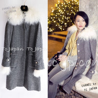 CHANEL 14PF Black Gray Mohair Light Long Coat With Soft real Lamb Fur 34 36 38 シャネル グレー ホワイト モヘア とっても軽くてふんわり暖か リアル ラム ファー付 ロング コート 即発
