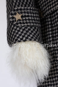 CHANEL 14PF Black Gray Mohair Light Long Coat With Soft real Lamb Fur 34 36 38 シャネル グレー ホワイト モヘア とっても軽くてふんわり暖か リアル ラム ファー付 ロング コート 即発