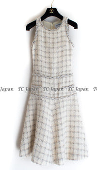 CHANEL 11A $6K Uma Thurman ivory Wool Gold Chain Trimming Dress 34 36 38 シャネル アイボリー ウール チェーン トリム ワンピース 即発