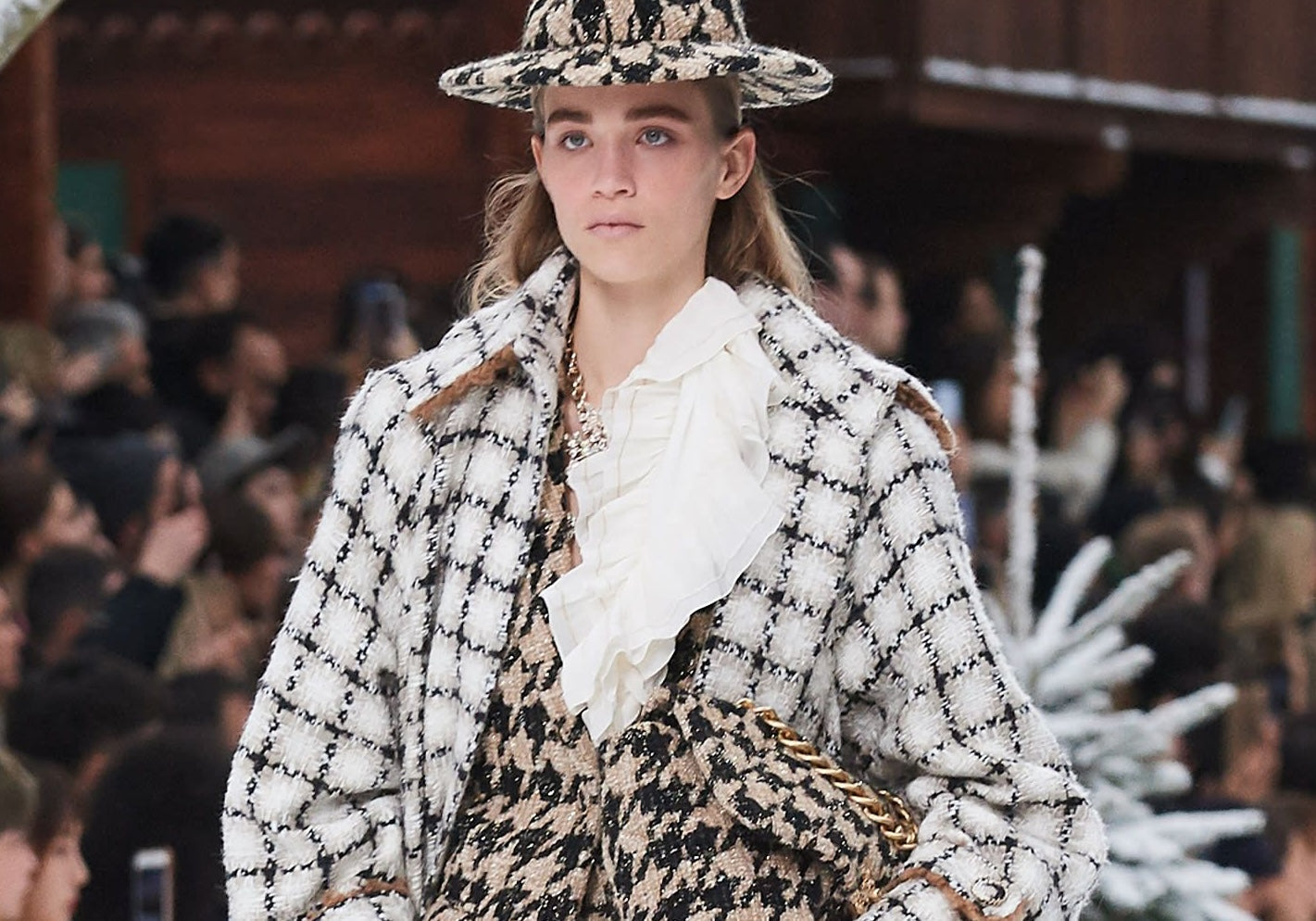ジェニファー・ロペスのシャネル服｜CHANEL 19Aスーツ・白コート・入店拒否