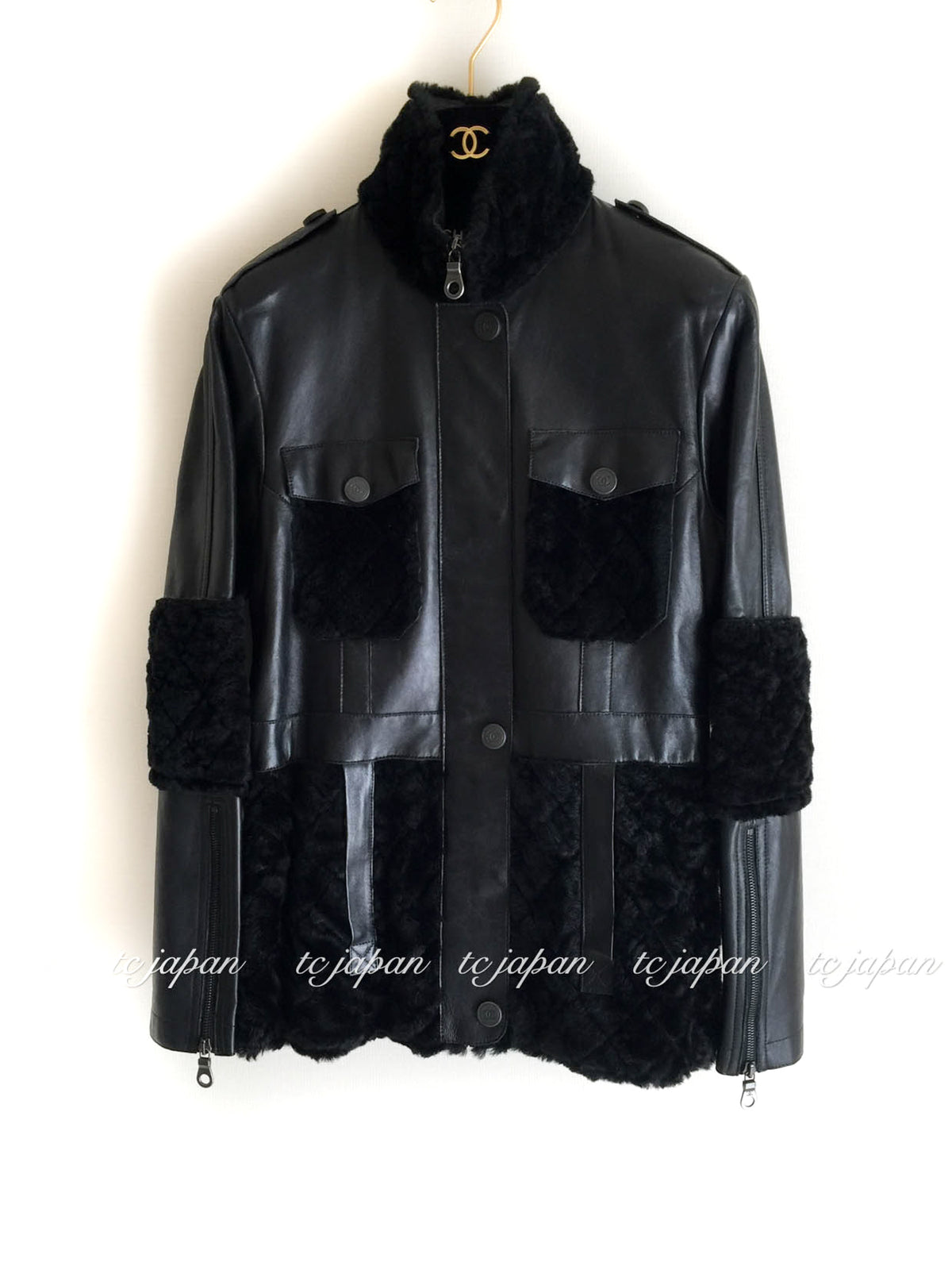 シャネルだってフェイクが実は便利！2010 Fall/ Even Chanel  sells a Fake leather or fur  jacket ???