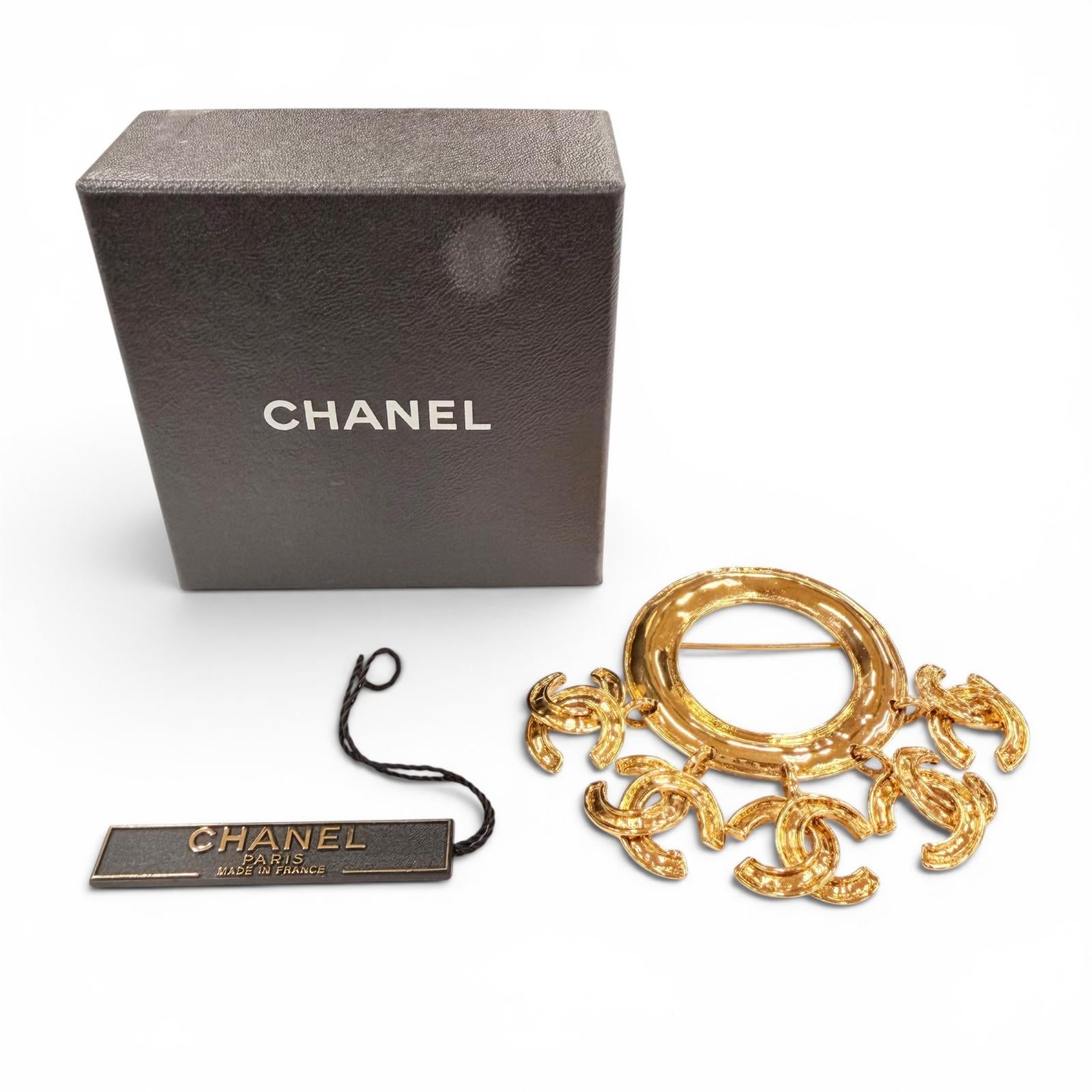 CHANEL Gold Brooch Women 5-Link COCO Mark Circle Swing 02