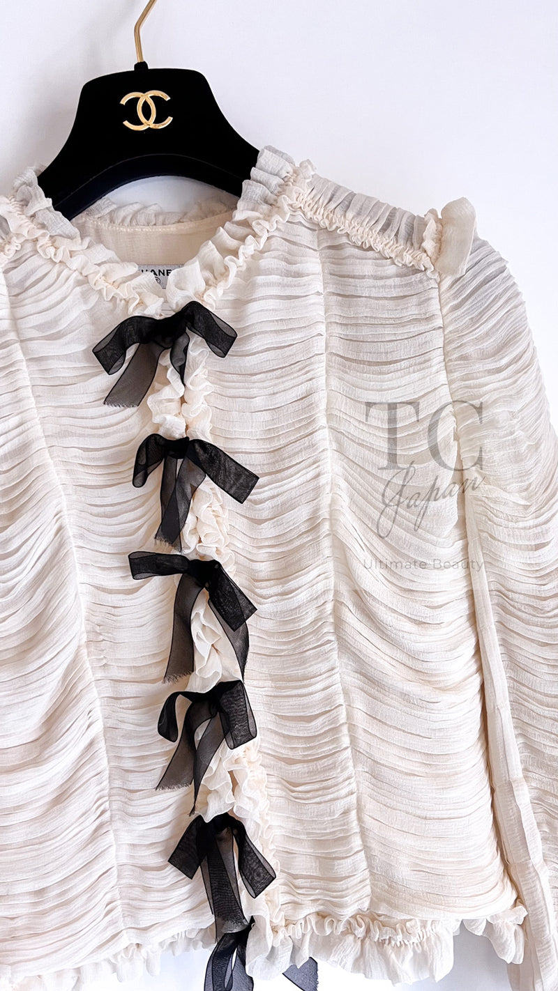 CHANEL 06A Creme Ivory Ribbon Silk Cardigan Jacket Top 34 36 38 シャネル クリーム アイボリー リボン シルク ブラウス カーディガン ジャケット 即発