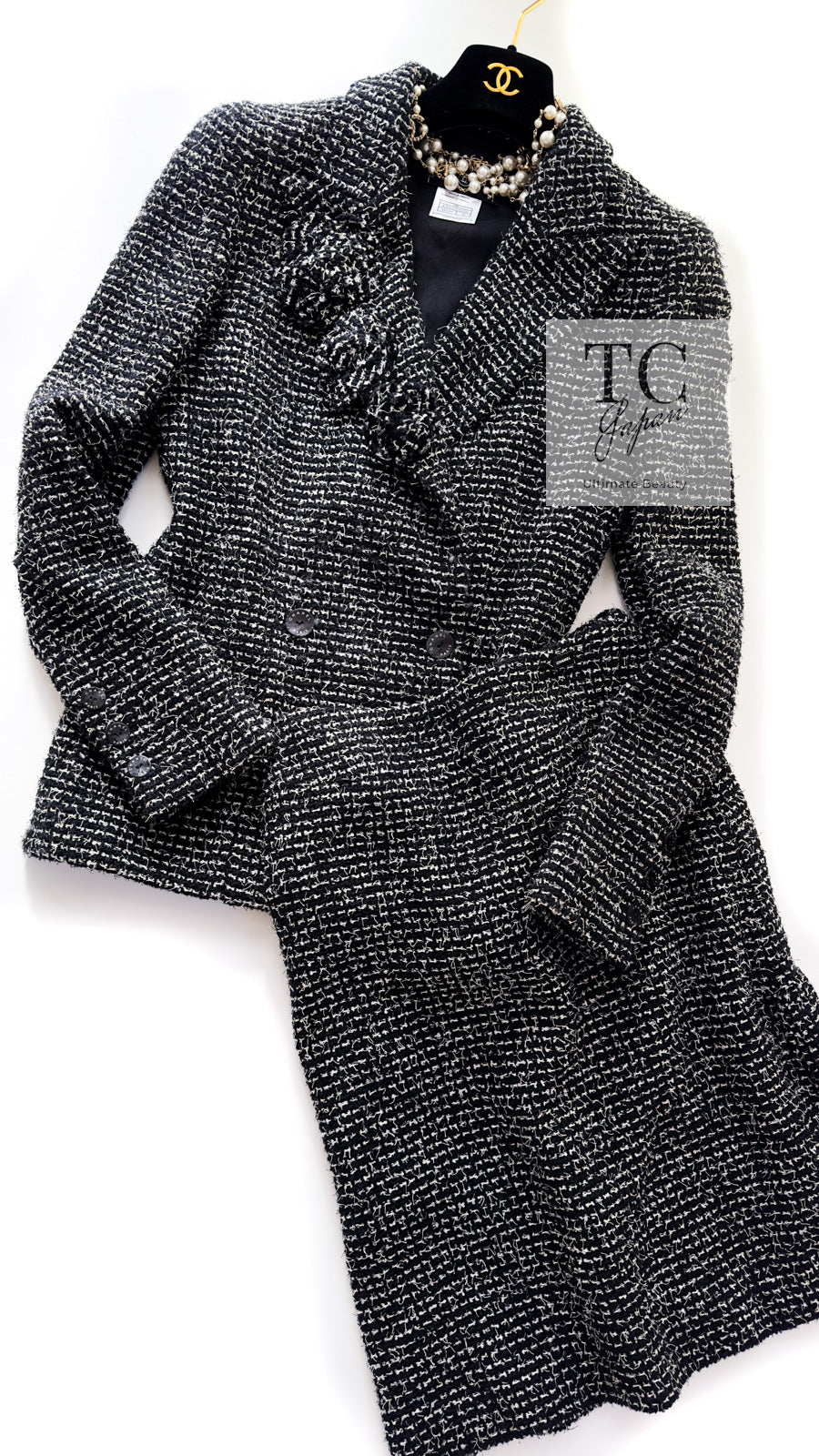 CHANEL 03C Black White Tweed Double Jacket Skirt Suit Camellia Brooches 36 38 シャネル ブラック ホワイト カメリア ブローチ３つ付 ツイード ダブル ジャケット 水滴 CCボタン スカート スーツ 即発