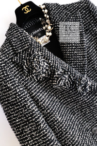 CHANEL 03C Black White Tweed Double Jacket Skirt Suit Camellia Brooches 36 38 シャネル ブラック ホワイト カメリア ブローチ３つ付 ツイード ダブル ジャケット 水滴 CCボタン スカート スーツ 即発