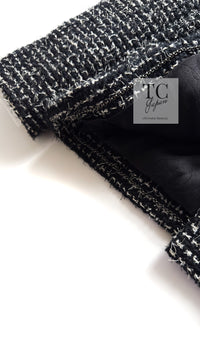 CHANEL 03C Black White Tweed Double Jacket Skirt Suit Camellia Brooches 36 38 シャネル ブラック ホワイト カメリア ブローチ３つ付 ツイード ダブル ジャケット 水滴 CCボタン スカート スーツ 即発