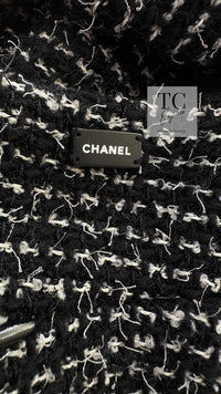 CHANEL 03C Black White Tweed Double Jacket Skirt Suit Camellia Brooches 36 38 シャネル ブラック ホワイト カメリア ブローチ３つ付 ツイード ダブル ジャケット 水滴 CCボタン スカート スーツ 即発