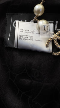 CHANEL 03C Black White Tweed Double Jacket Skirt Suit Camellia Brooches 36 38 シャネル ブラック ホワイト カメリア ブローチ３つ付 ツイード ダブル ジャケット 水滴 CCボタン スカート スーツ 即発