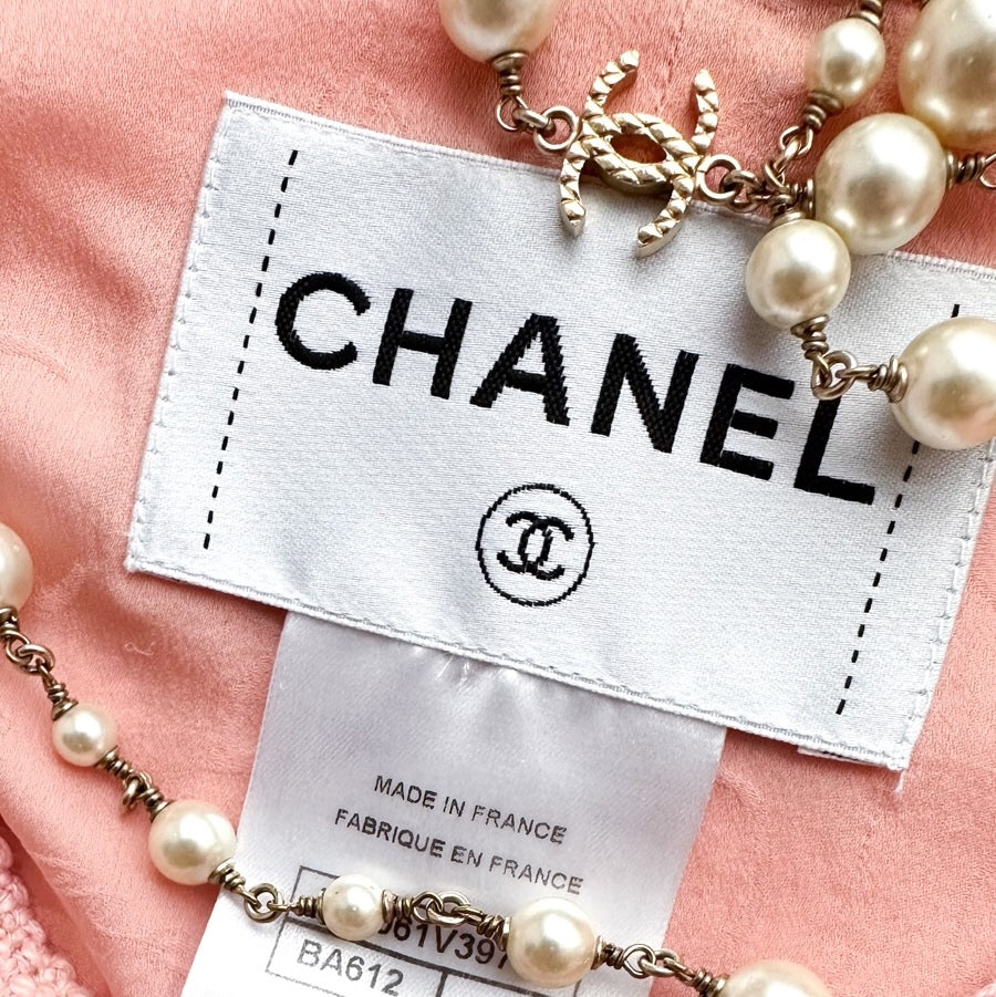 CHANEL 16C Pink CC Pearl Buttons Cotton Collarless Jacket 34 シャネル 一番人気 ピンク CC パール ボタン コットン ノーカラー ジャケット 即発