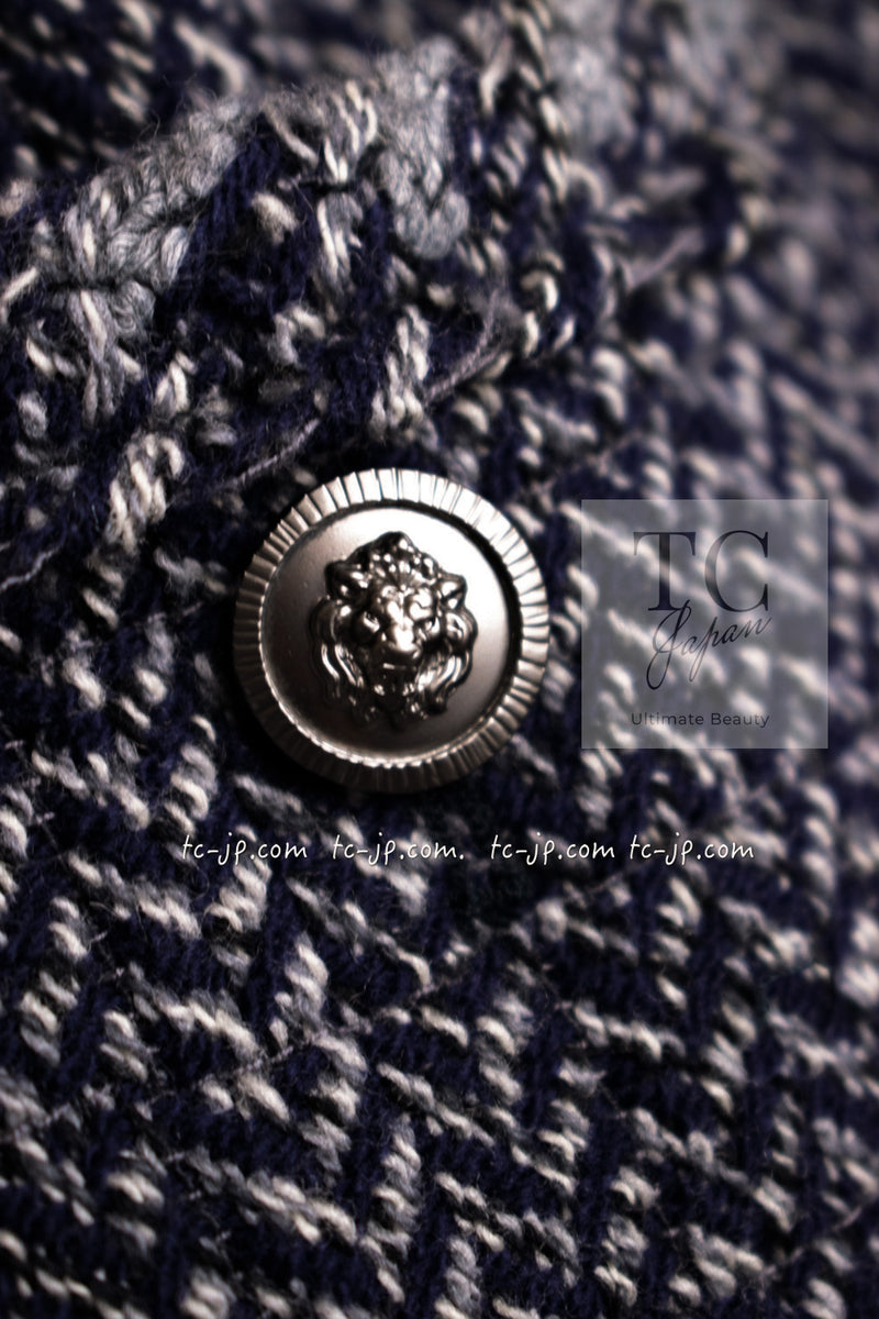 CHANEL 08A Navy Gray Lion Buttons Wool Tweed Jacket Skirt Suit 34 36 シャネル ネイビー グレー ライオン ボタン ウール ツイード ジャケット スカート スーツ 即発