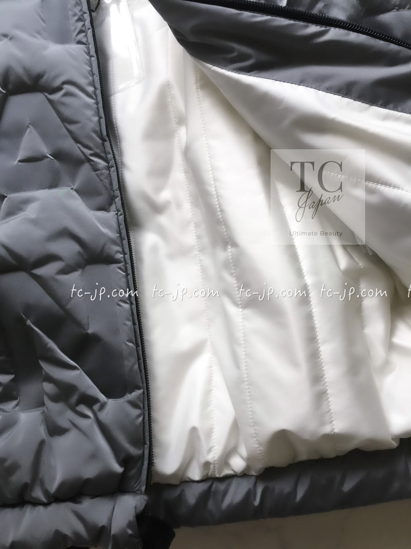 CHANEL 17B Light Grey Black Bow Logo Down Coat Jacket 34 36 シャネル ライトグレー ブラック リボン ロゴ ダウン ジャケット コート 即発