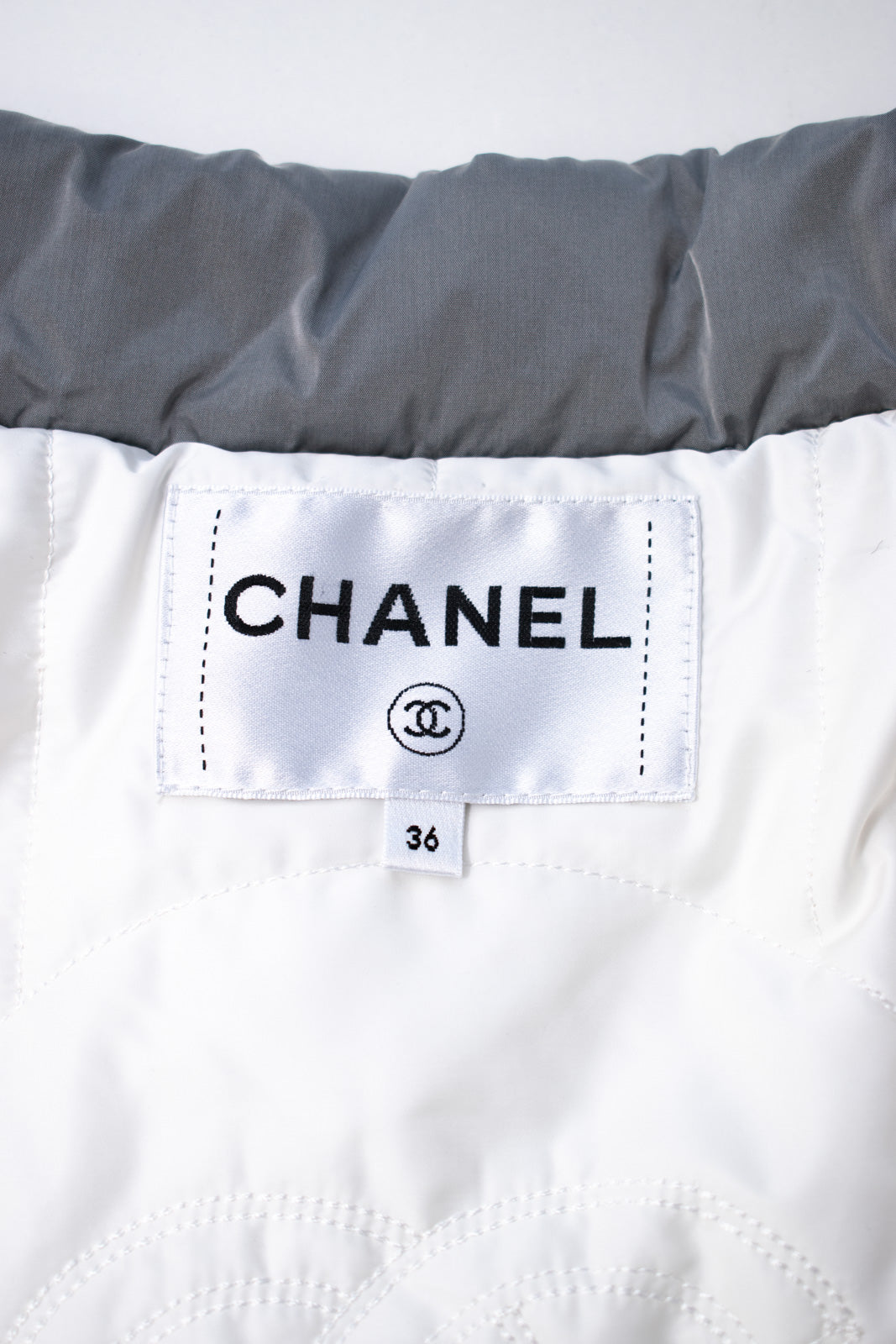 CHANEL 17B Light Grey Black Bow Logo Down Coat Jacket 34 36 38 シャネル ライトグレー ブラック リボン ロゴ ダウン ジャケット コート 即発