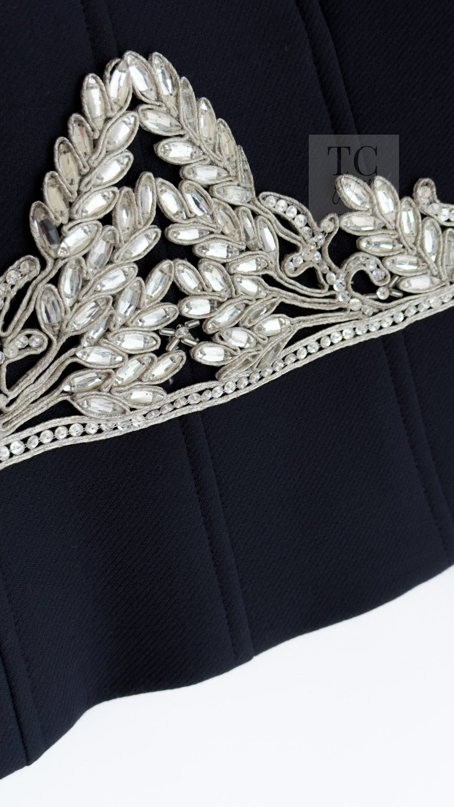 CHANEL 02A Dark Navy Rhinestones Vintage Wool Jacket Skirt Suit 38 40 シャネル ダークネイビー ウール ヘップバーン風 ラインストーン 王冠ジャケット スカート スーツ 即発