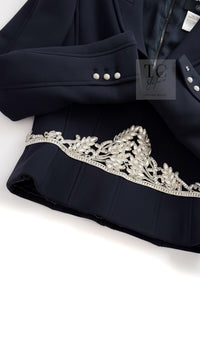CHANEL 02A Dark Navy Rhinestones Vintage Wool Jacket Skirt Suit 38 40 シャネル ダークネイビー ウール ヘップバーン風 ラインストーン 王冠ジャケット スカート スーツ 即発