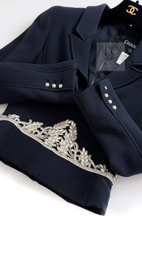 CHANEL 02A Dark Navy Rhinestones Vintage Wool Jacket Skirt Suit 38 40 シャネル ダークネイビー ウール ヘップバーン風 ラインストーン 王冠ジャケット スカート スーツ 即発